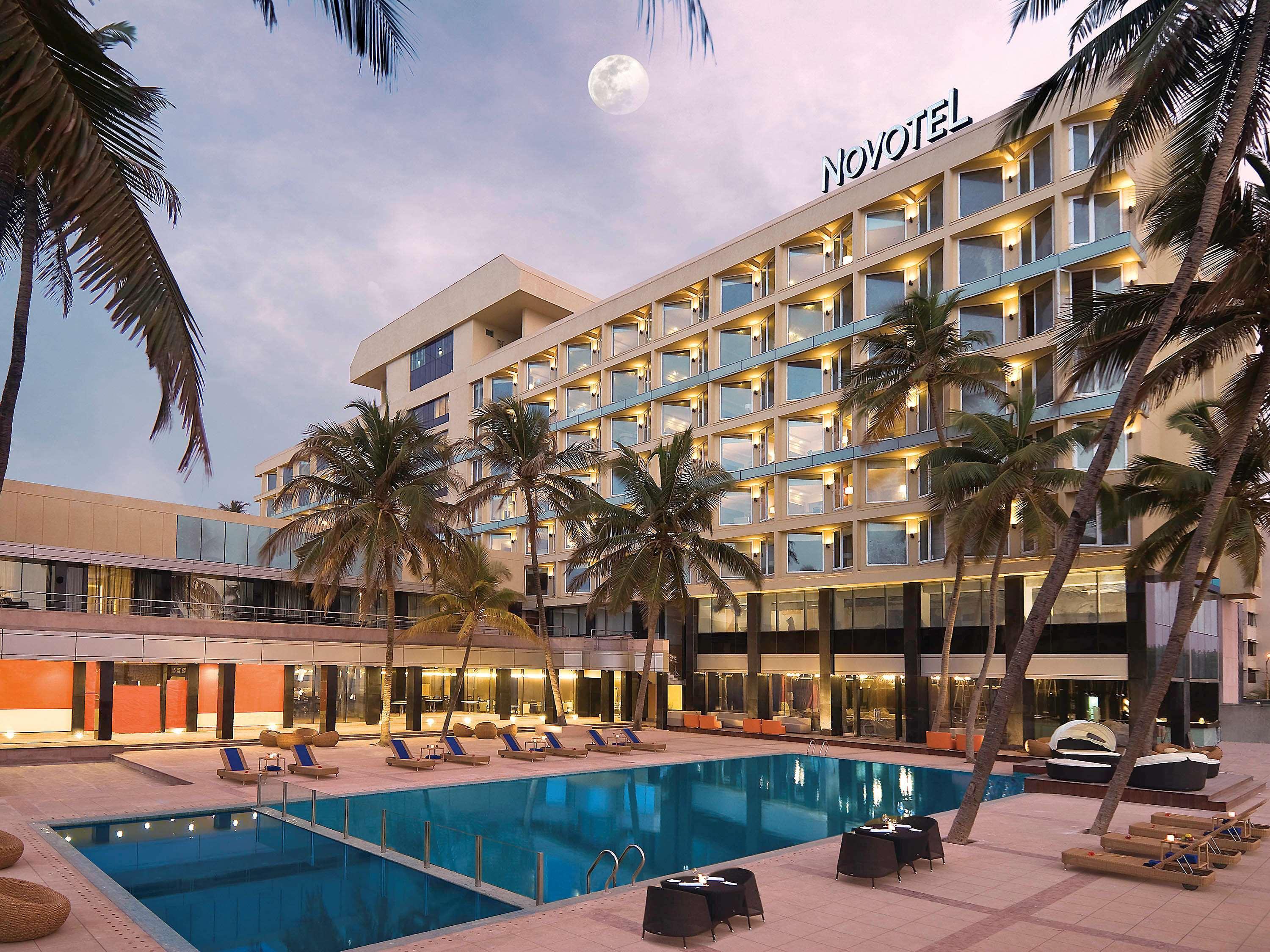 孟买珠瑚海滩诺富特酒店 外观 照片 The hotel's pool
