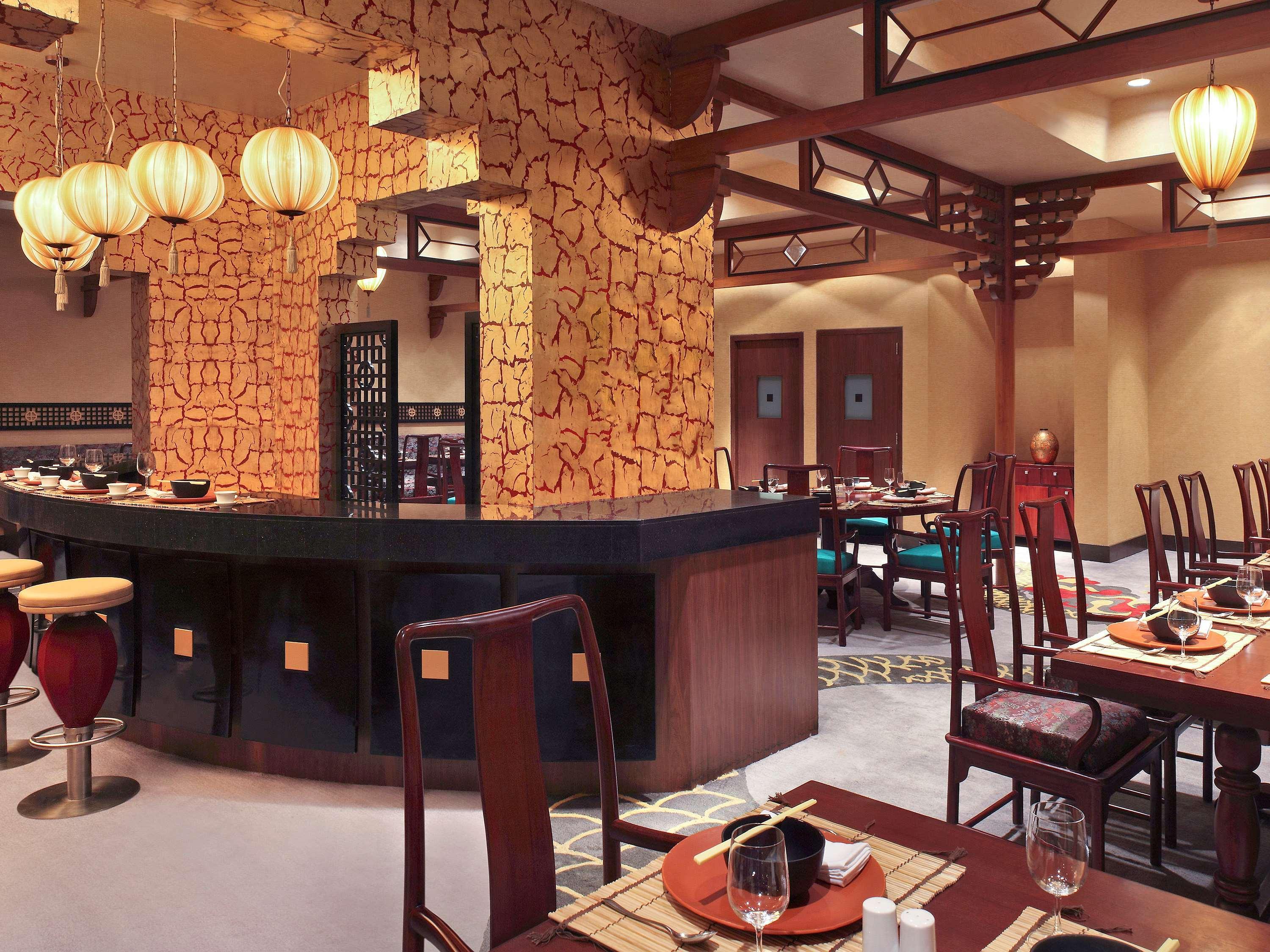孟买珠瑚海滩诺富特酒店 外观 照片 Interior of a restaurant
