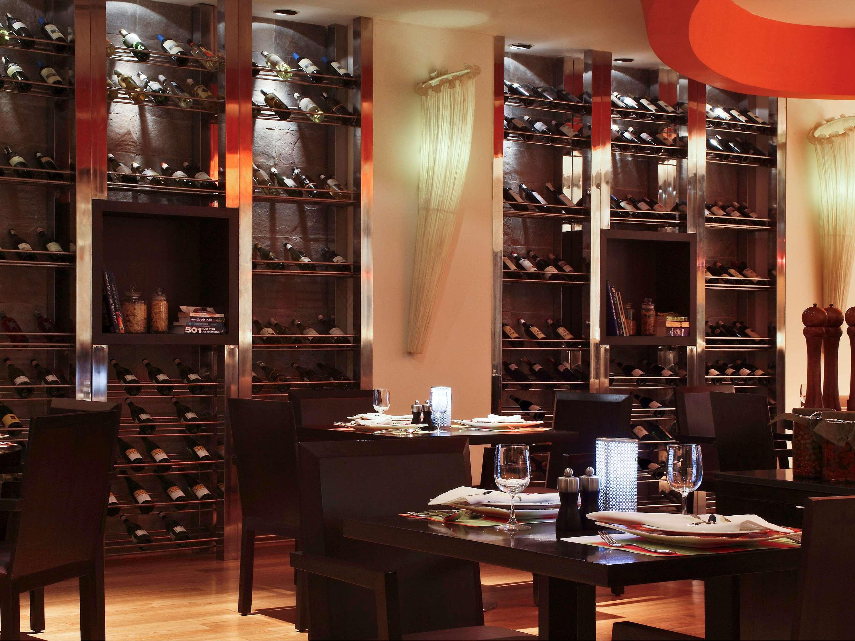 孟买珠瑚海滩诺富特酒店 外观 照片 The interior of the restaurant