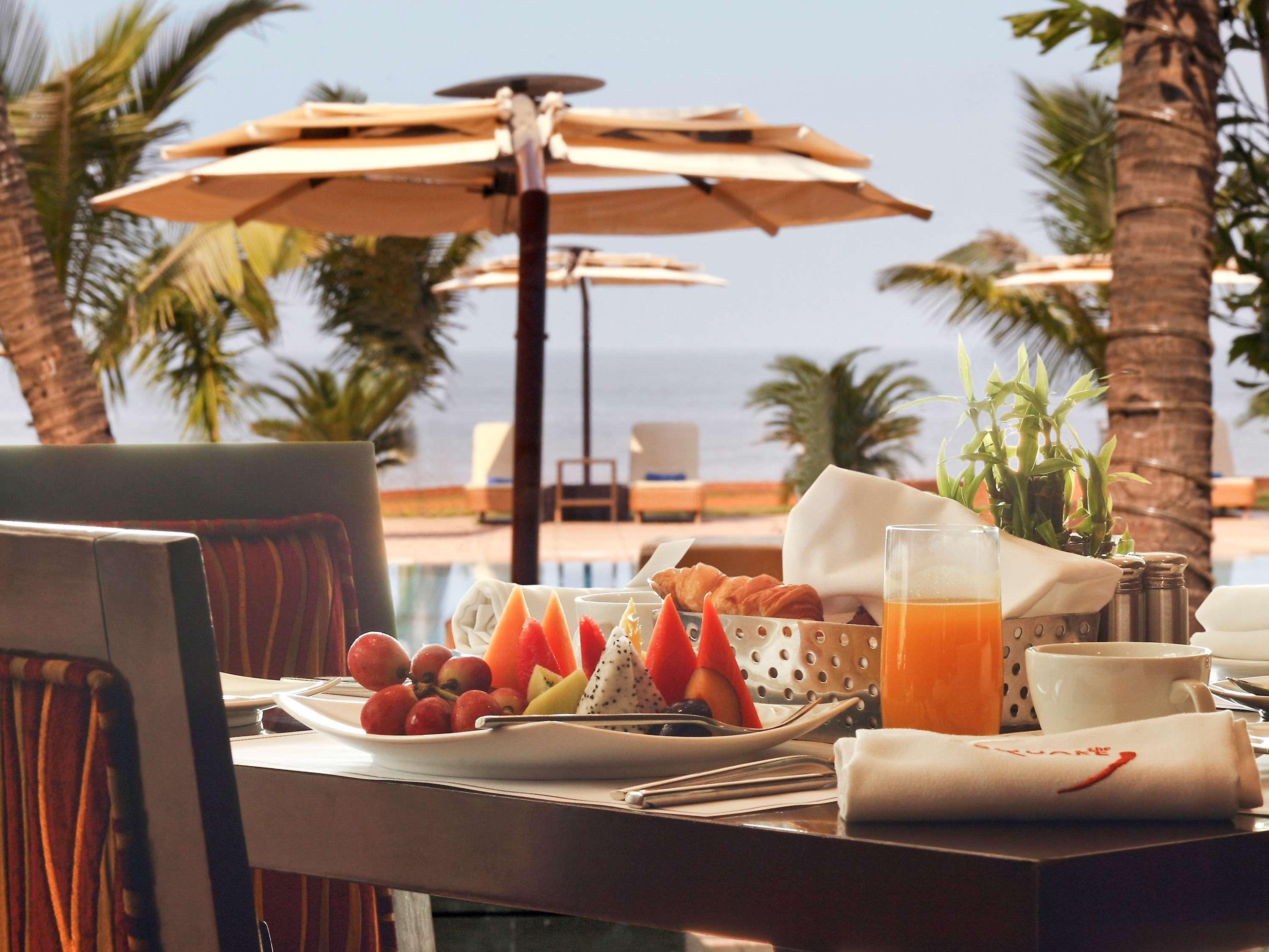 孟买珠瑚海滩诺富特酒店 外观 照片 Breakfast at the beach
