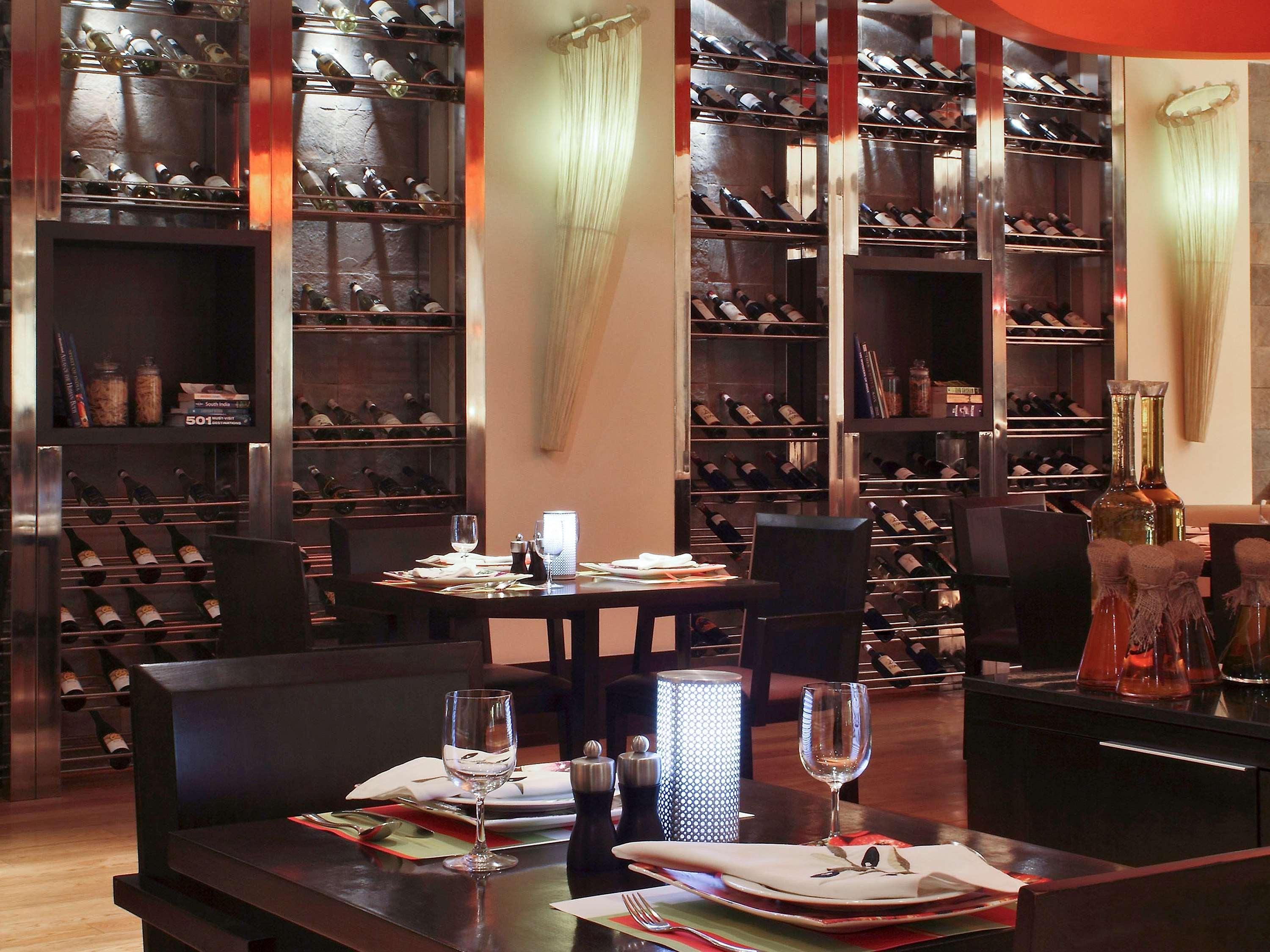 孟买珠瑚海滩诺富特酒店 外观 照片 The interior of the restaurant