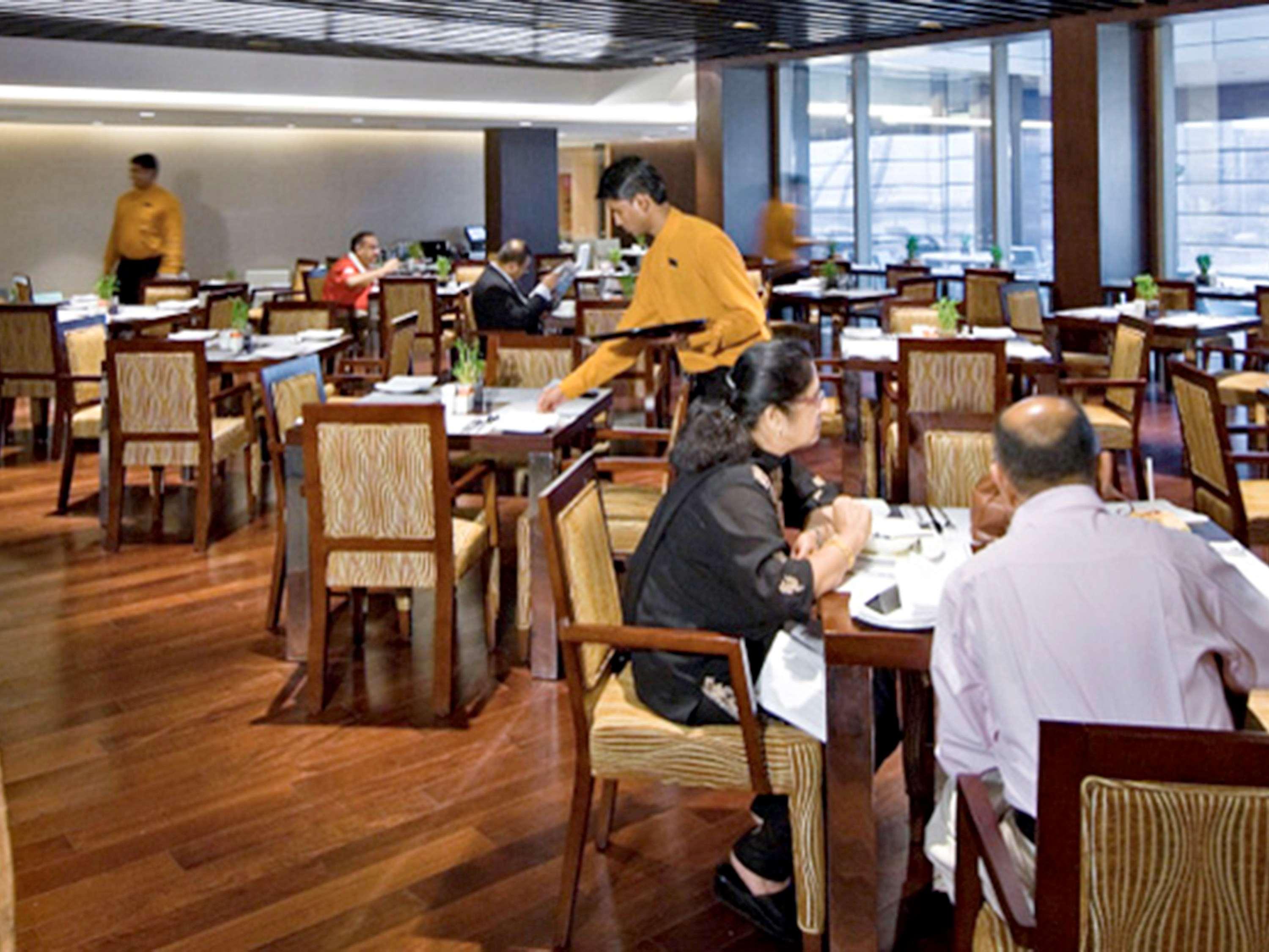 孟买珠瑚海滩诺富特酒店 外观 照片 A restaurant in India