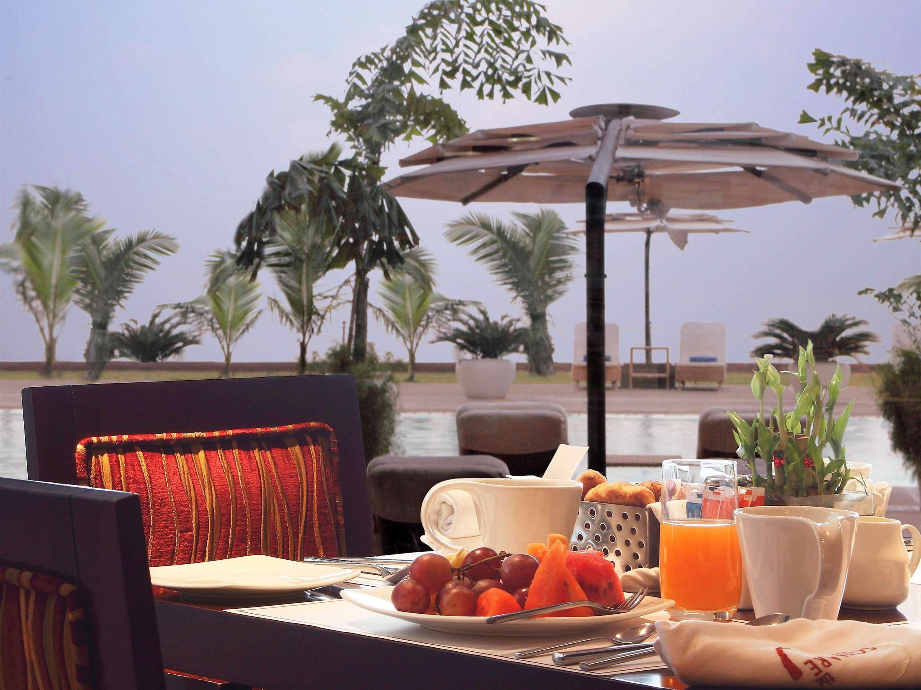 孟买珠瑚海滩诺富特酒店 外观 照片 The poolside at the Taj Bengal